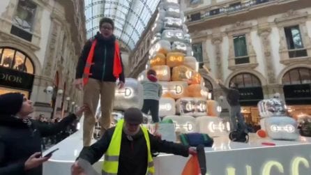 Gli attivisti di Ultima Generazione imbrattano l'albero di Gucci in Galleria a Milano