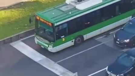 Motociclista si ferma davanti alle strisce pedonali e aiuta un'anziana ad attraversare