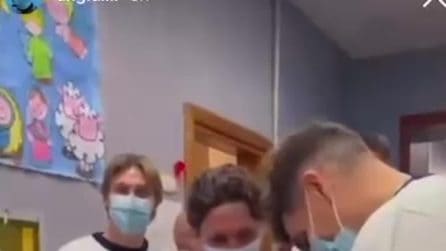 I calciatori del Napoli in visita ai bimbi ricoverati al Vecchio Policlinico