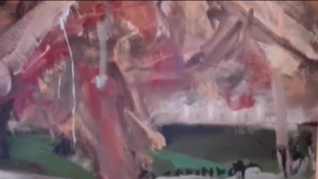 Caterina Caselli inciampa in Galleria Vittorio Emanuele tra i cavi dell'albero Gucci