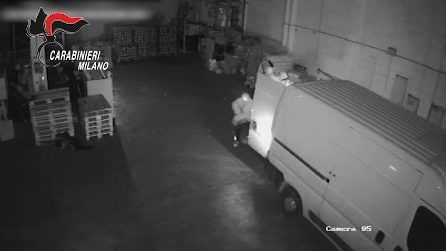 Bloccano le strade con auto rubate e rapinano un'azienda: il video del furto e dell'arresto