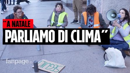 Ultima Generazione interrompe lo shopping di Natale a Milano: "Riflettiamo sulla crisi climatica"