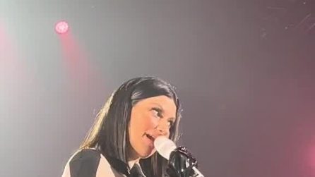 Il ragazzo al concerto non sopporta Laura Pausini. E lei: “Ti ho fatto la uallera alla pizzaiola?”