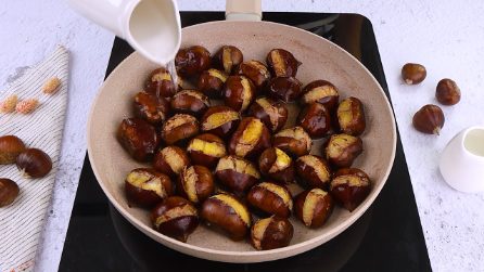 Prepare chestnuts in a pan with this recipe to make them soft and tasty!