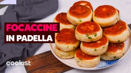 Focaccine in padella soffici e saporite: ideali da servire come alternativa al pane!