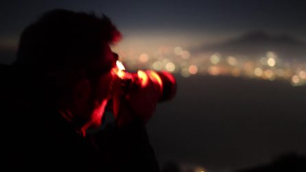I fuochi d'artificio che a Capodanno illuminano la città di Napoli e il Vesuvio