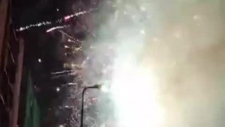Il video della raffica di fuochi d'artificio per capodanno a Quarto Oggiaro