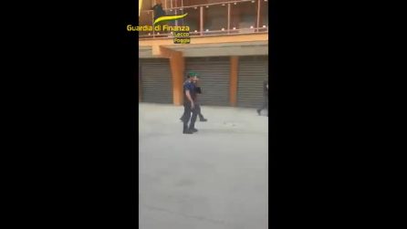 Risulta nullatenente ma i finanzieri gli trovano ville, auto da corsa e beni da due milioni di euro