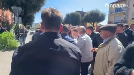 Funerali Ilaria Sula, l'arrivo del feretro sotto casa della famiglia a Terni