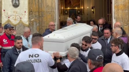Femminicidio Sara Campanella, folla ai funerali: applausi e musica all’uscita della bara bianca