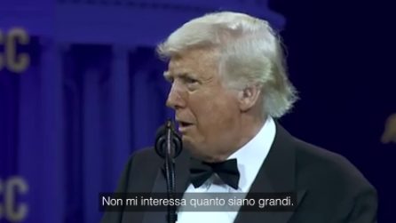 Trump gongola per i dazi: "Mi chiamano tutti per baciarmi il c**o"
