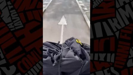 Guida con l'automobile sulla pista ciclabile in Porta Venezia a Milano: il video