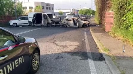 Un commando assalta con una ruspa un magazzino nel Milanese: spari e auto in fiamme