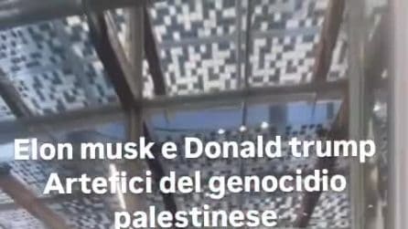 Blitz degli studenti contro Elon Musk: occupato il negozio di Tesla in piazza Gae Aulenti a Milano