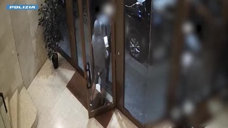 Rapinano due negozi del centro di Milano a volto scoperto: arrestati quattro uomini