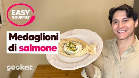 Medaglioni di salmone al cartoccio: l'idea per una cena facile e saporita
