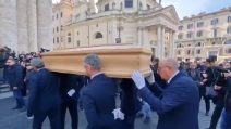 Funerali Milo, la bara accolta da applausi e il grido "Viva Sandra"