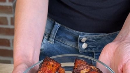 Crostini alla pizzaiola nella friggitrice ad aria: il modo sfizioso per utilizzare il pane raffermo