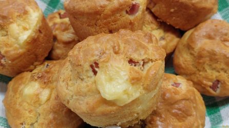 Muffin salati con formaggio e prosciutto: la ricetta gustosa senza lievitazione