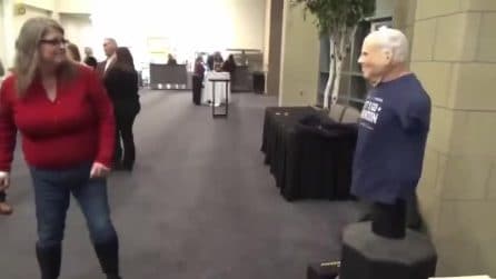 In Kansas i sostenitori di Trump prendono a calci e pugni un manichino con le fattezze di Biden