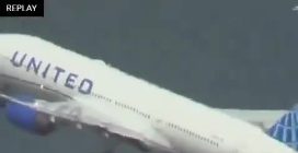 Aereo della United Airlines perde uno pneumatico durante il decollo: il video