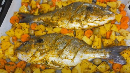 Orata al forno con patate: il secondo piatto di pesce veloce e delizioso