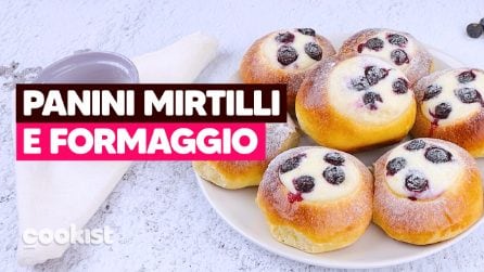 Panini con mirtilli e formaggio: belli soffici e golosi!
