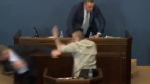Rissa nel Parlamento della Georgia, calci e pugni nel dibattito sulla legge sugli "agenti stranieri"