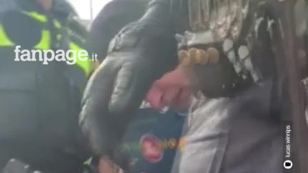 Greta Thunberg fermata dalla polizia all'Aja e portata via. I manifestanti gridano: "Non sei sola"