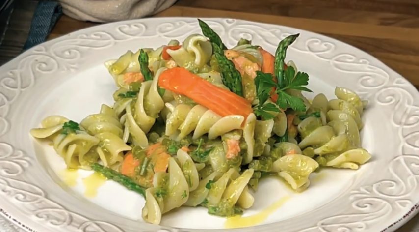 Pasta con salmone e asparagi: un primo piatto semplice e gustoso