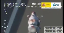 La folle corsa di un motociclista in autostrada: braccato in elicottero