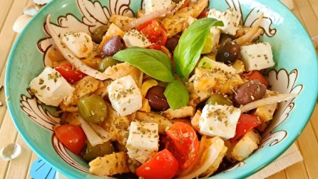 Insalata di pollo alla greca: un'idea semplice, rapida e gustosa