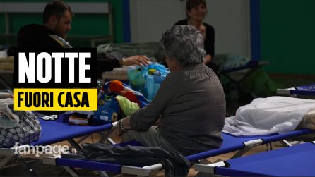 La notte degli sfollati dopo le scosse a Pozzuoli: “Meglio passare la notte in strada che a casa”