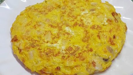 Frittata con cipolla: la ricetta del secondo piatto facile e squisito