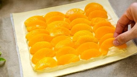 Quadrotti alle pesche: la ricetta del dessert veloce e cremoso