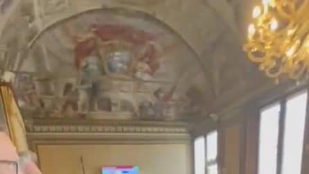 A Bologna Fdi non vota odg che condanna apologia del fascismo nel video di Fanpage. Pd intona 'Bella ciao'