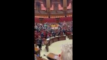 La Lega festeggia il voto sull'Autonomia con le bandiere padane in Aula, Salvini: "Giornata storica"