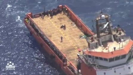 Sea Watch: "Migranti minacciati dai libici col bastone". Il video del respingimento ripreso da Seabird