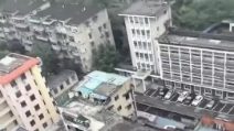 Crolla stazione della metro in costruzione in Cina, si apre voragine nell'asfalto: il video