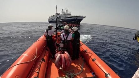 Geo Barents salva 87 migranti, naufraghi si buttano in acqua per scappare dai libici