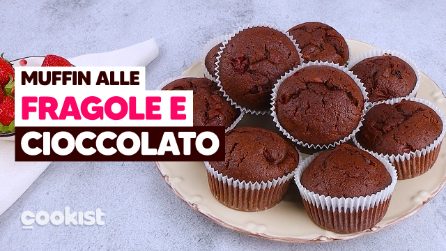 Muffin alle fragole e cioccolato: SOFFICISSIMI, te ne innamorerai al primo morso! 🍓🍫