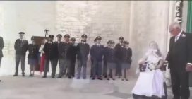 Poliziotto sposa la compagna malata di Sma: il video della cerimonia