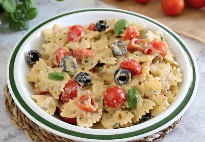 Pasta fredda con zucchine, olive e pomodorini