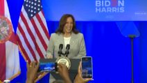 Usa, Kamala Harris: la donna dei primati che potrebbe sfidare Trump