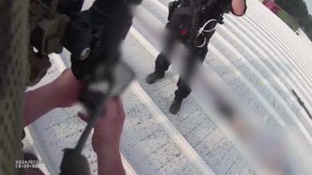 Video da bodycam mostra i poliziotti sul tetto accanto al corpo dell'attentatore di Donald Trump
