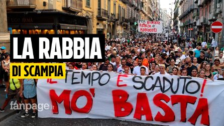 Gli sfollati di Scampia protestano per le strade di Napoli: "Soluzioni o restiamo nell'Università"