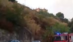 Incendio a Fuorigrotta, le fiamme in via Terracina fino alla strada