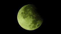 Le splendide immagini dell'eclissi lunare parziale del 18 settembre nel cielo d'Italia