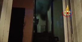 Incendio ai Camaldoli, evacuata palazzina: ci sono persone intossicate