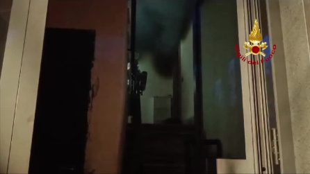 Incendio ai Camaldoli, evacuata palazzina: ci sono persone intossicate